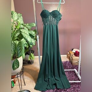 Elegant Emerald Beaded Spaghetti-Strap Evening Dress